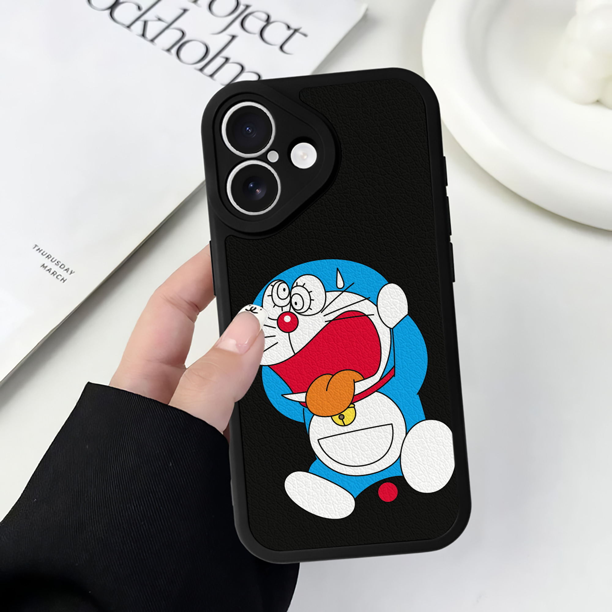 （画像用） ドラえもん Doraemon 【iPhone 16シリーズ対応】シリコンスマホケース（レザー調） 材質：シリコン